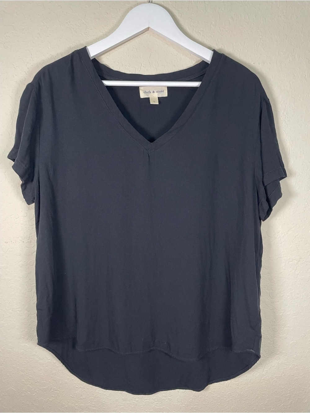 CLOTH & STONE ANTHROPOLOGY | Black V-Neck Short Sleeve Hi-Lo Relaxed Top Tee | L